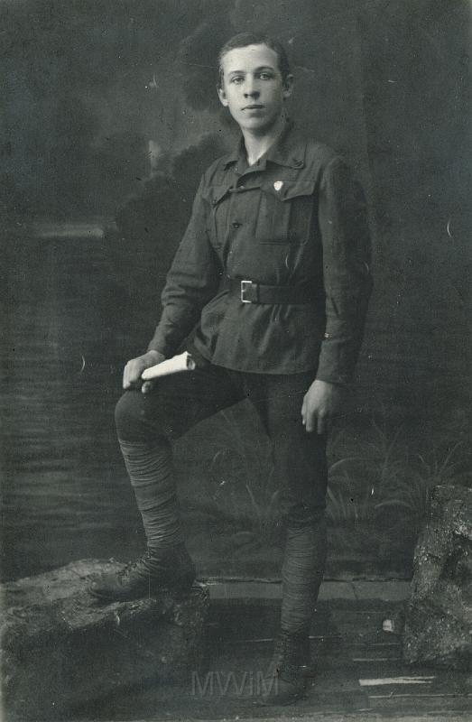 KKE 3702-4.jpg - Fot. Druh Franek w mundurze, ze skórzanym pasem, w lewej klapie kieszeni bluzy wpięty znaczek z orłem w koronie, na piersiach sznur harcerski. Na nogach skórzane trzewiki, owijacze pod kolana, Romny, 25 XI 1919 r.